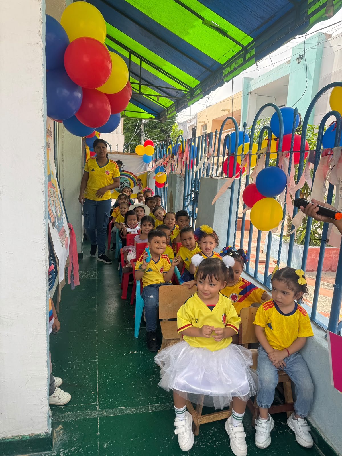 Niños disfrutando de las actividades del colegio