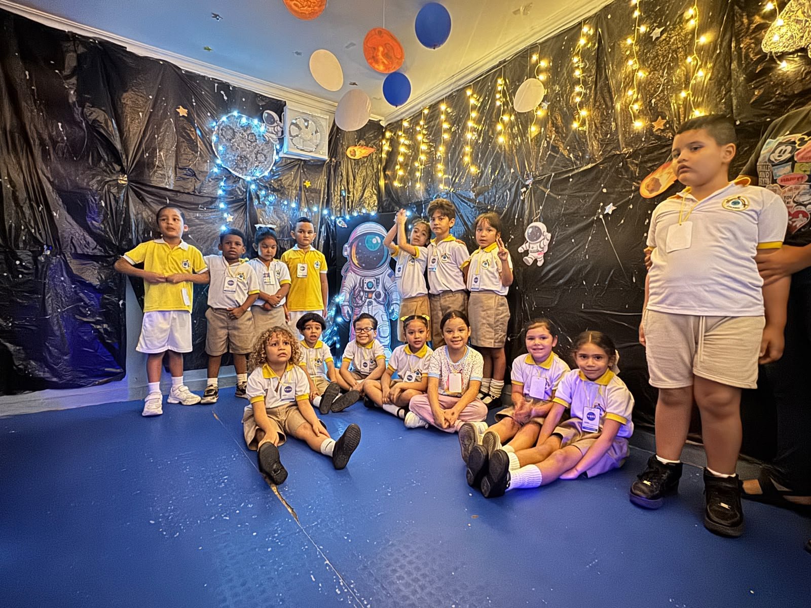 Estudiantes participando en una actividad educativa